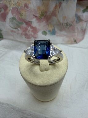 Vintage Avon Blue Stone Ring with Clear Trillion Side Stones - #450r